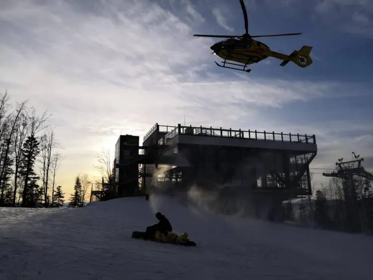 Wypadek na stoku Kasina Ski&Bike Park. Poszkodowany narciarz został zabrany śmigłowcem LPR do szpitala