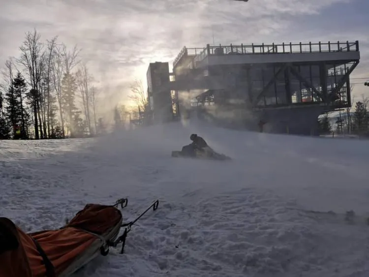 Wypadek na stoku Kasina Ski&Bike Park. Poszkodowany narciarz został zabrany śmigłowcem LPR do szpitala