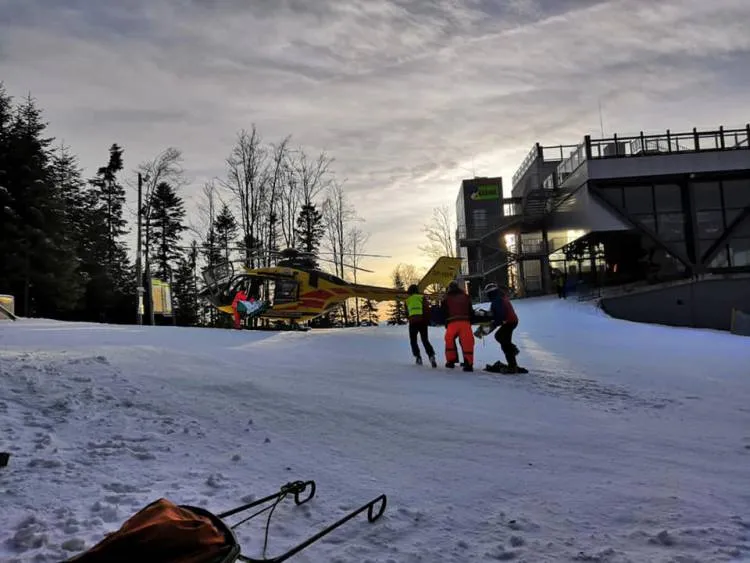 Wypadek na stoku Kasina Ski&Bike Park. Poszkodowany narciarz został zabrany śmigłowcem LPR do szpitala