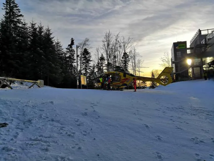 Wypadek na stoku Kasina Ski&Bike Park. Poszkodowany narciarz został zabrany śmigłowcem LPR do szpitala