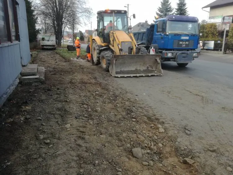 Rozpoczęła się budowa nowych miejsc parkingowych przy ul. Hallera