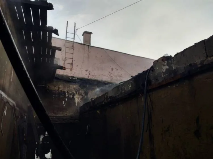 Pożar budynku produkcyjno-magazynowego na ul. Wolskiej. Strażacy przez blisko 4 godziny walczyli z ogniem