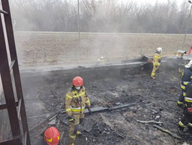 Pożar budynku produkcyjno-magazynowego na ul. Wolskiej. Strażacy przez blisko 4 godziny walczyli z ogniem