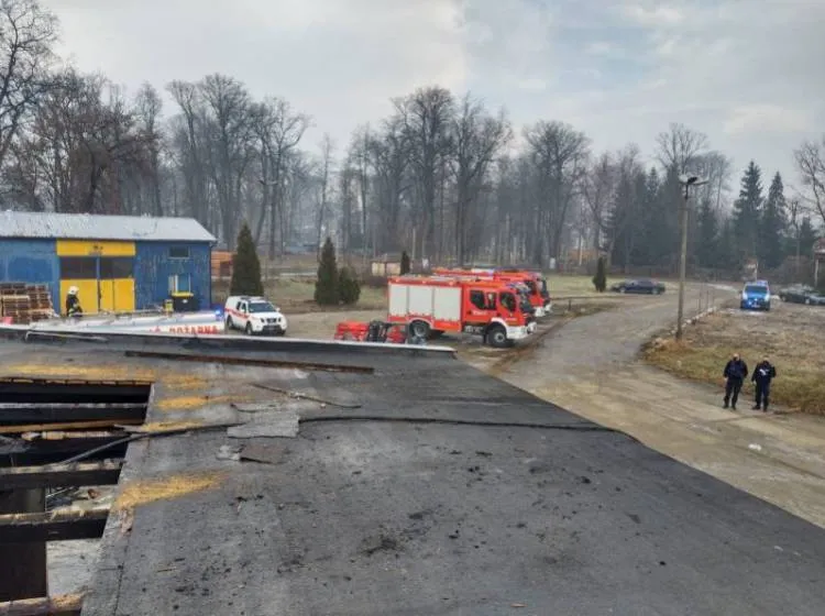 Pożar budynku produkcyjno-magazynowego na ul. Wolskiej. Strażacy przez blisko 4 godziny walczyli z ogniem