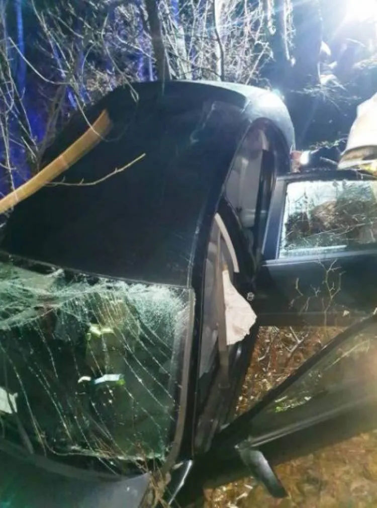 W Barcicach osobówka wypadł z drogi. Dwie osoby trafiły do szpitala