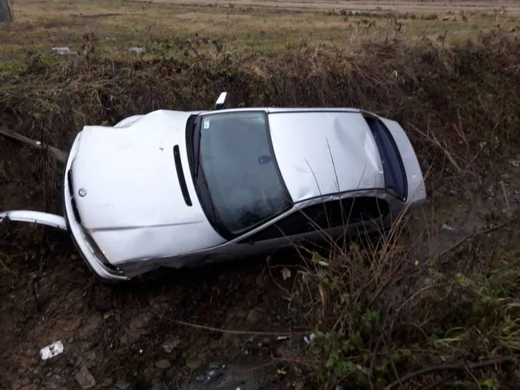 Groźny wypadek w Olszanie. Osobówka wypadła z drogi