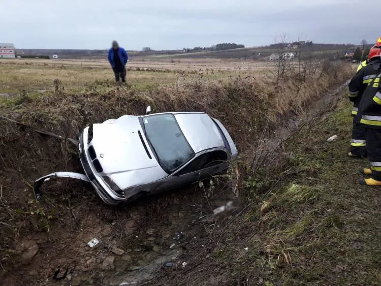 Groźny wypadek w Olszanie. Osobówka wypadła z drogi