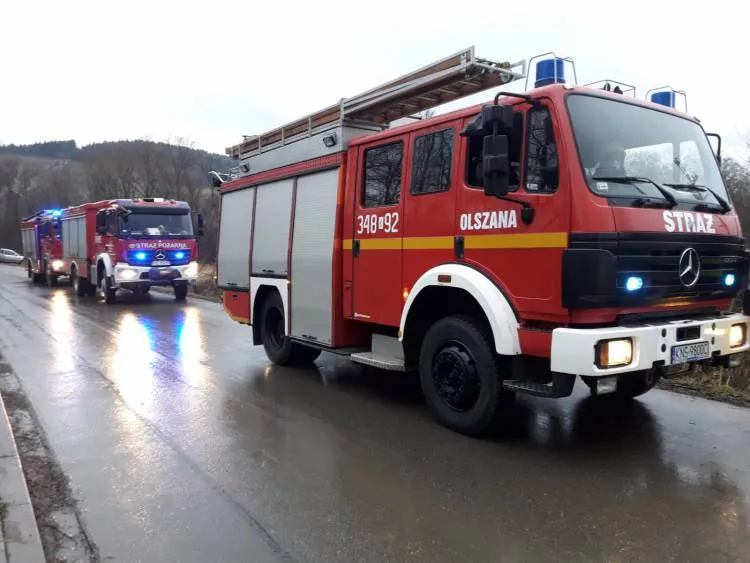 Groźny wypadek w Olszanie. Osobówka wypadła z drogi