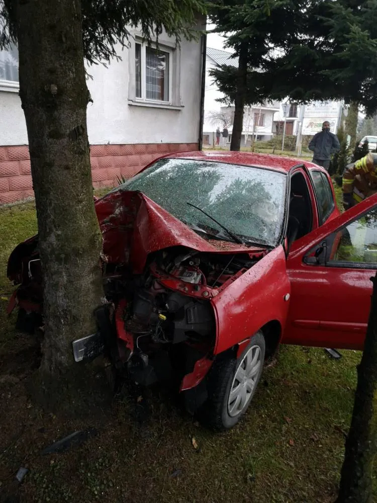 Nawojowa: Na ul. Starosądeckiej samochód osobowy uderzył w drzewo