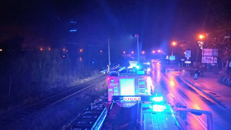 W Muszynie auto osobowe utknęło na torach kolejowych