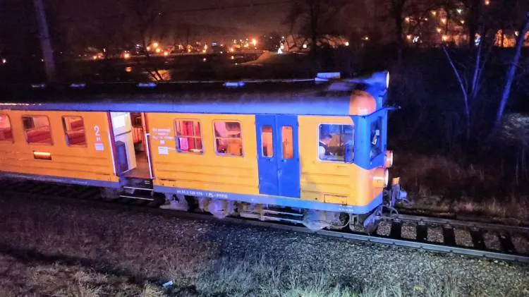 W Muszynie auto osobowe utknęło na torach kolejowych