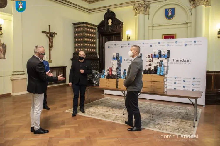 DPS-y przy ul. Nawojowskiej i ul. Emilii Plater otrzymają sprzęt komputerowy