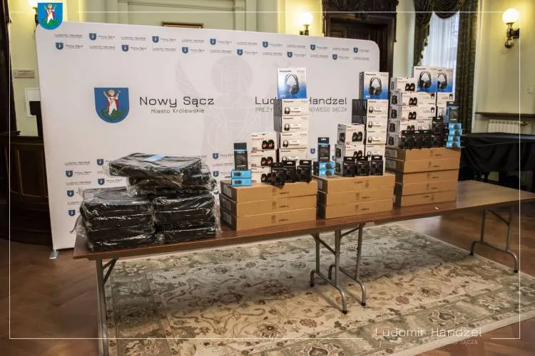 DPS-y przy ul. Nawojowskiej i ul. Emilii Plater otrzymają sprzęt komputerowy