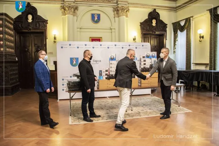 DPS-y przy ul. Nawojowskiej i ul. Emilii Plater otrzymają sprzęt komputerowy