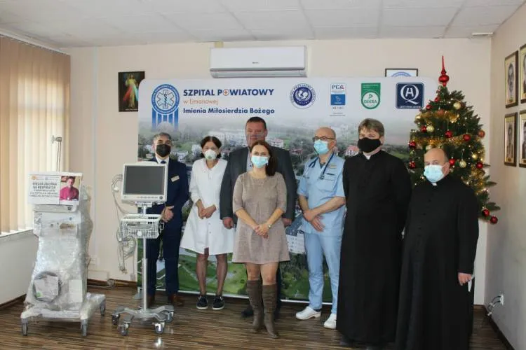 Do Szpitala Powiatowego w Limanowej trafił respirator z kardiomonitorem ku pamięci ks. Antoniego Pisia