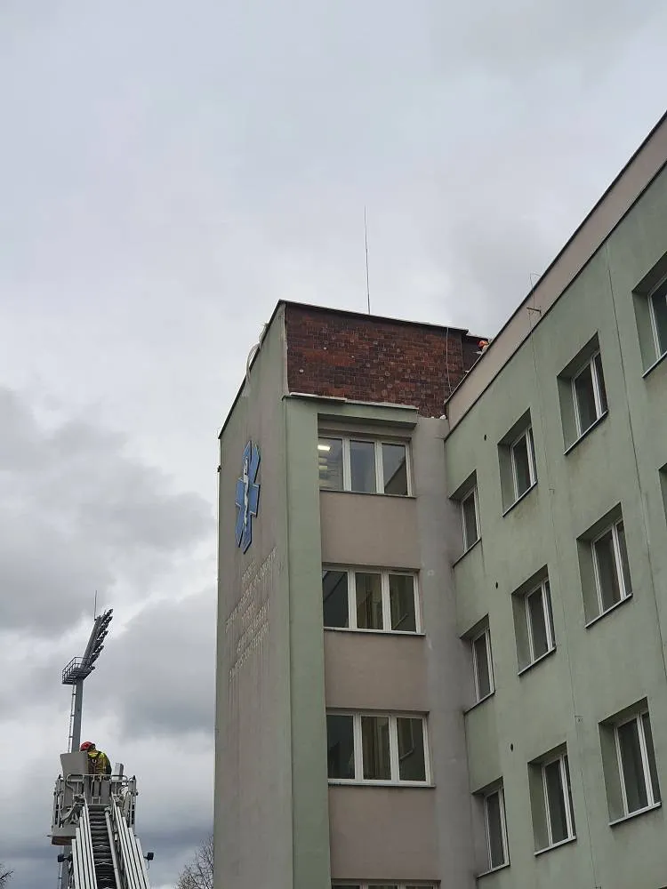 Wiatr uszkodził fragment elewacji na budynku sądeckiego szpitala