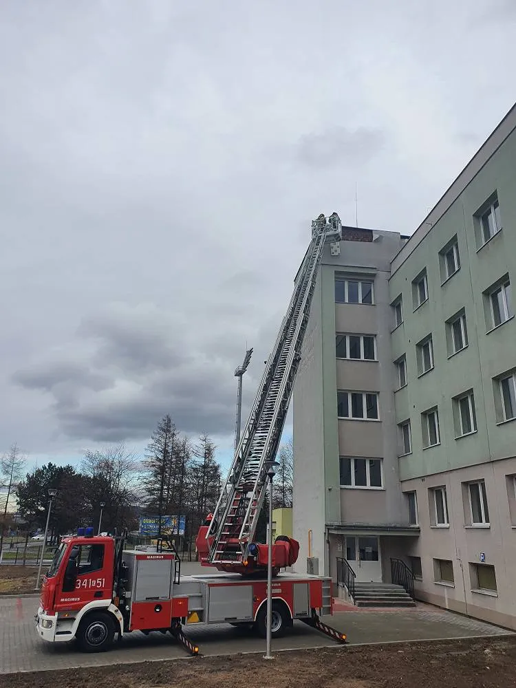 Wiatr uszkodził fragment elewacji na budynku sądeckiego szpitala