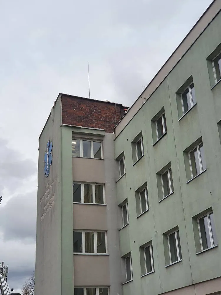 Wiatr uszkodził fragment elewacji na budynku sądeckiego szpitala