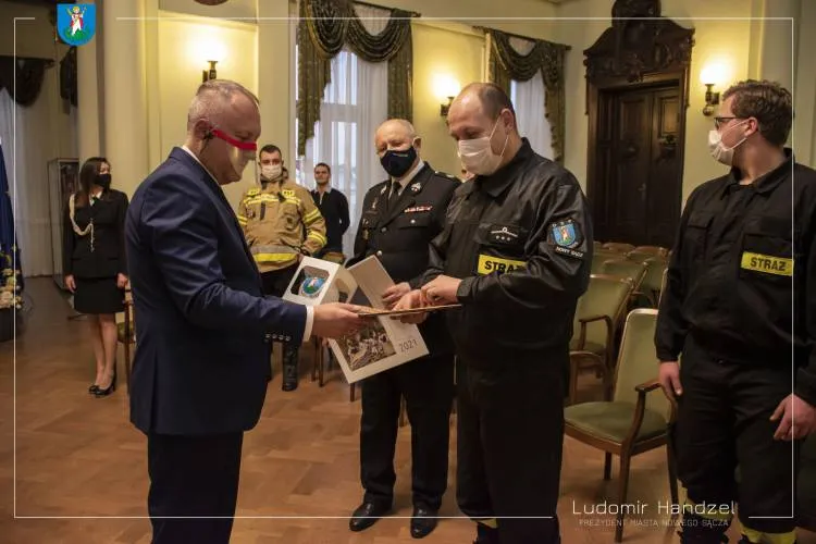 Władze miasta przekazały strażakom z OSP – Biegonice kombinezony ochronne