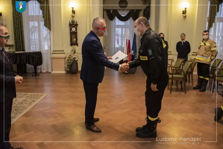 Władze miasta przekazały strażakom z OSP – Biegonice kombinezony ochronne