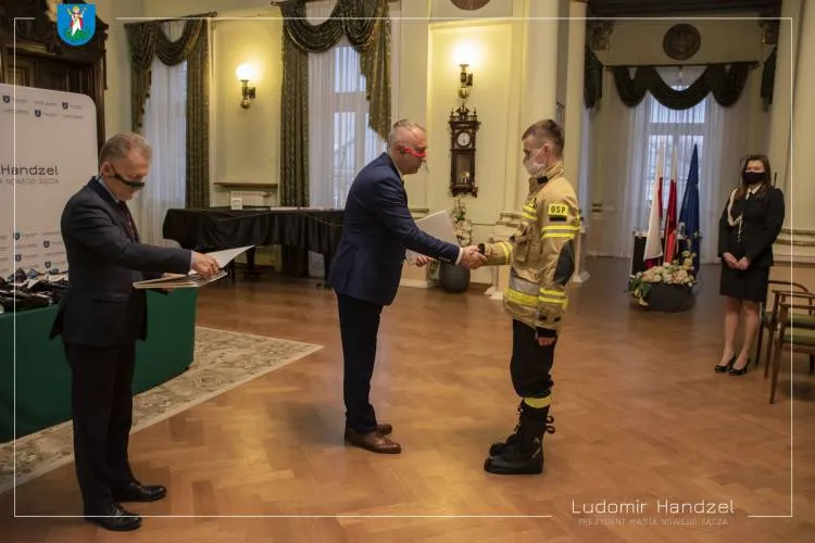 Władze miasta przekazały strażakom z OSP – Biegonice kombinezony ochronne