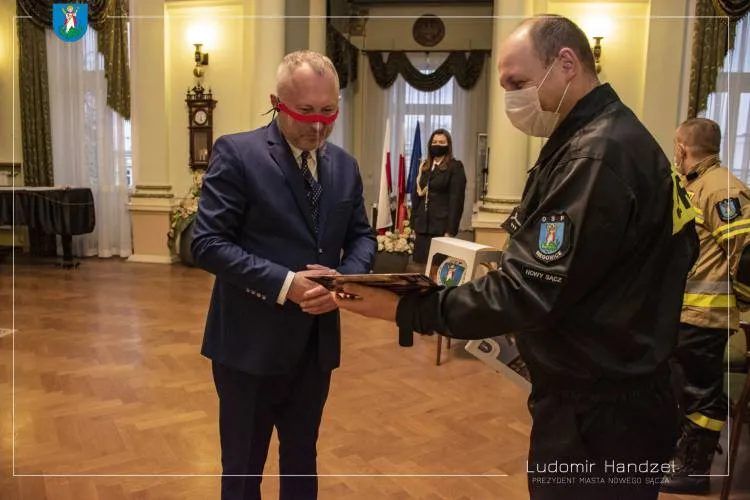 Władze miasta przekazały strażakom z OSP – Biegonice kombinezony ochronne