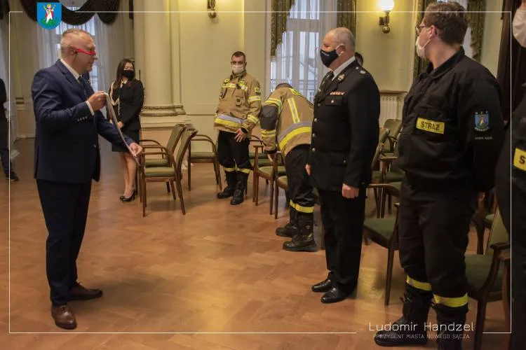 Władze miasta przekazały strażakom z OSP – Biegonice kombinezony ochronne
