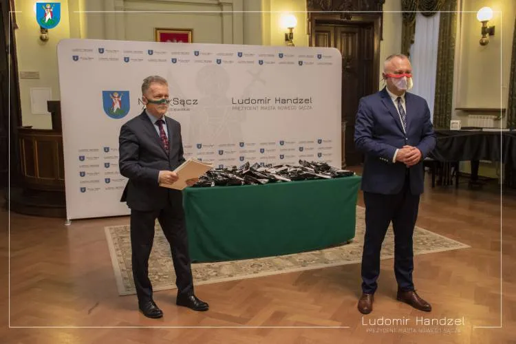 Władze miasta przekazały strażakom z OSP – Biegonice kombinezony ochronne