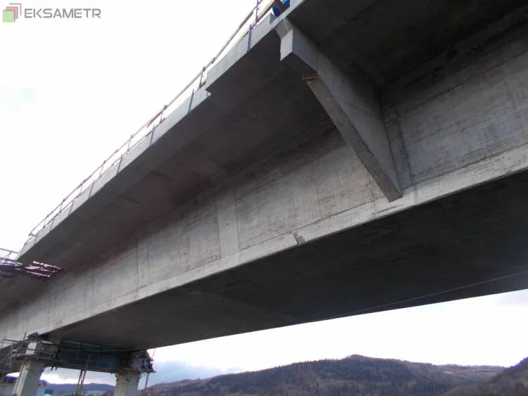 Konstrukcja mostu na rzece Dunajec w miejscowości Kurów ma już 540 m długości