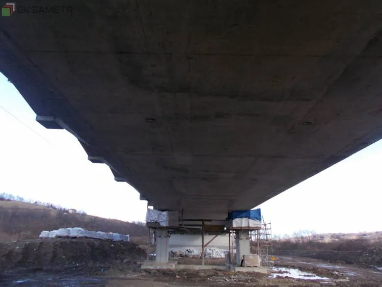 Konstrukcja mostu na rzece Dunajec w miejscowości Kurów ma już 540 m długości