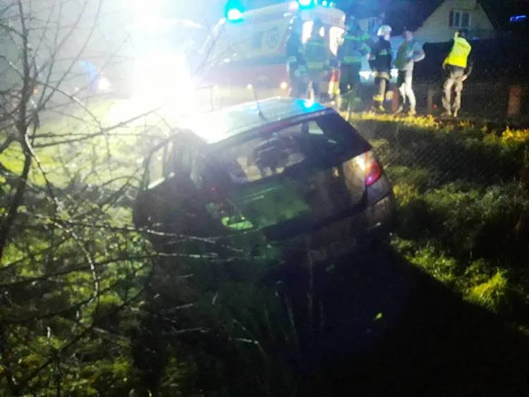 Wypadek w Naszacowicach. Samochód osobowy wypadł z drogi