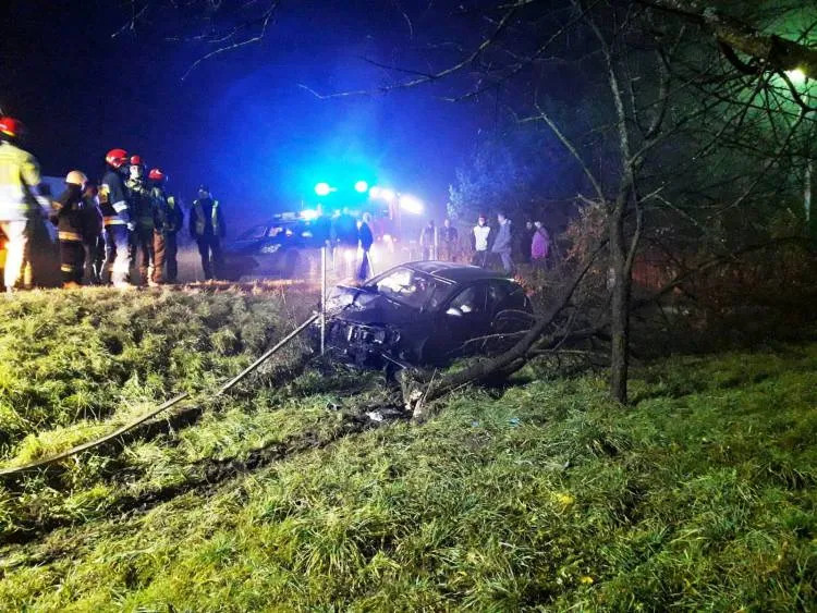 Wypadek w Naszacowicach. Samochód osobowy wypadł z drogi