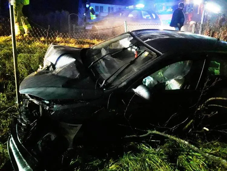Wypadek w Naszacowicach. Samochód osobowy wypadł z drogi