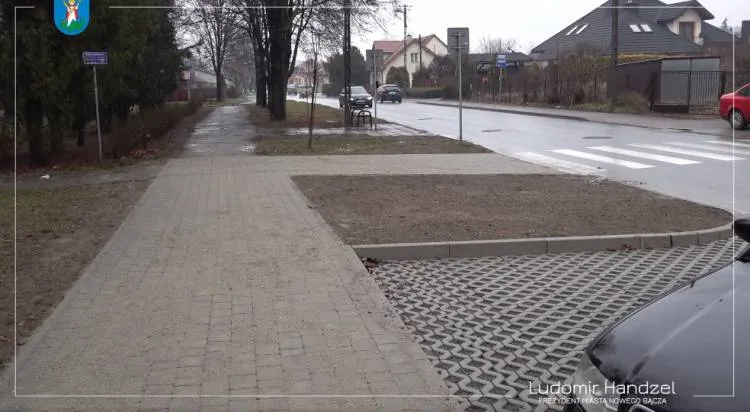 Nowy chodnik i zatoka parkingowa przy ul. Hallera Nowy Sącz