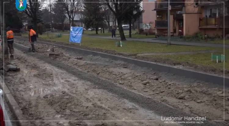 Trwa remont chodnika i zatoki postojowej przy ul. Stramki