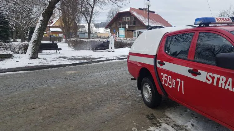 Strażacy kontynuują dezynfekcję miejsc publicznych na obszarze poszczególnych gmin powiatu nowosądeckiego 