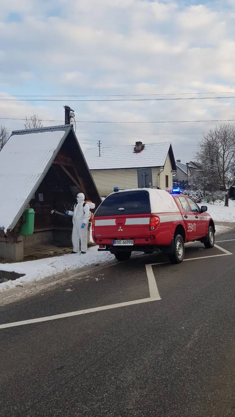 Strażacy kontynuują dezynfekcję miejsc publicznych na obszarze poszczególnych gmin powiatu nowosądeckiego 