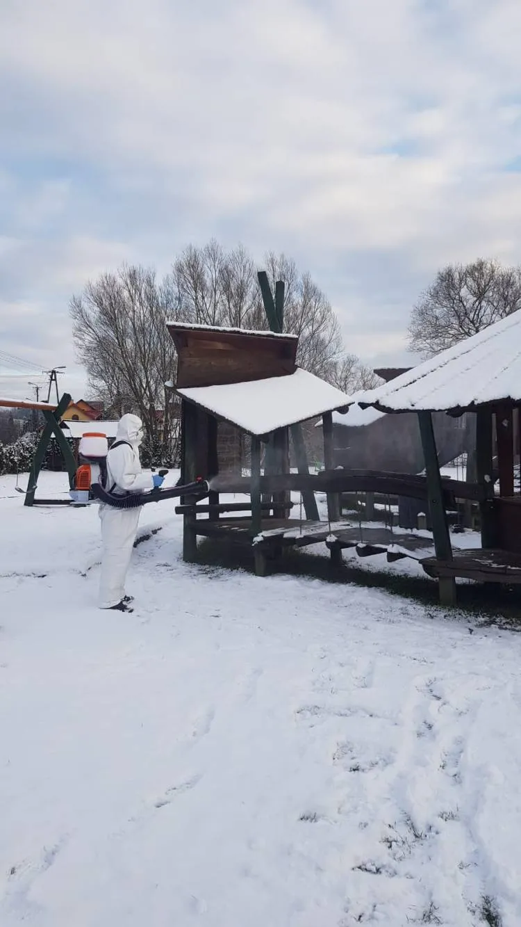 Strażacy kontynuują dezynfekcję miejsc publicznych na obszarze poszczególnych gmin powiatu nowosądeckiego 