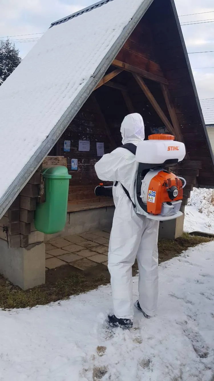 Strażacy kontynuują dezynfekcję miejsc publicznych na obszarze poszczególnych gmin powiatu nowosądeckiego 