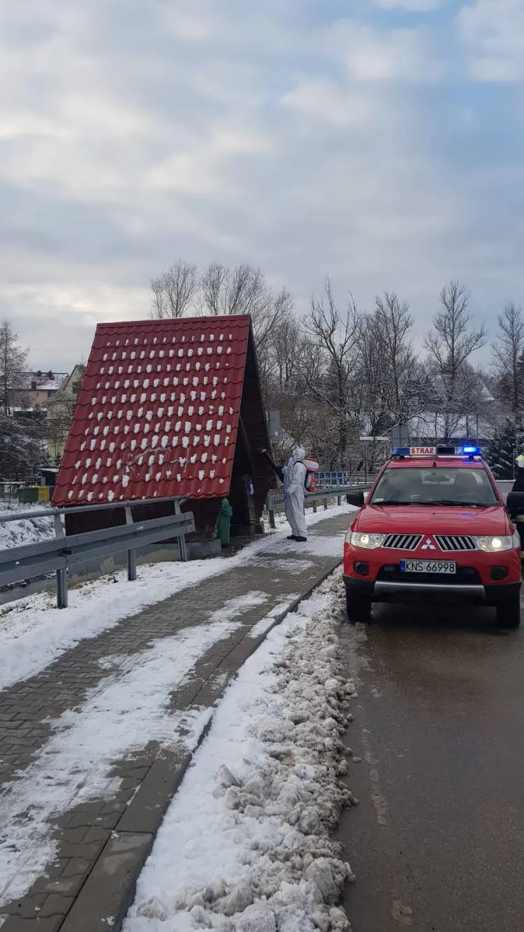 Strażacy kontynuują dezynfekcję miejsc publicznych na obszarze poszczególnych gmin powiatu nowosądeckiego 