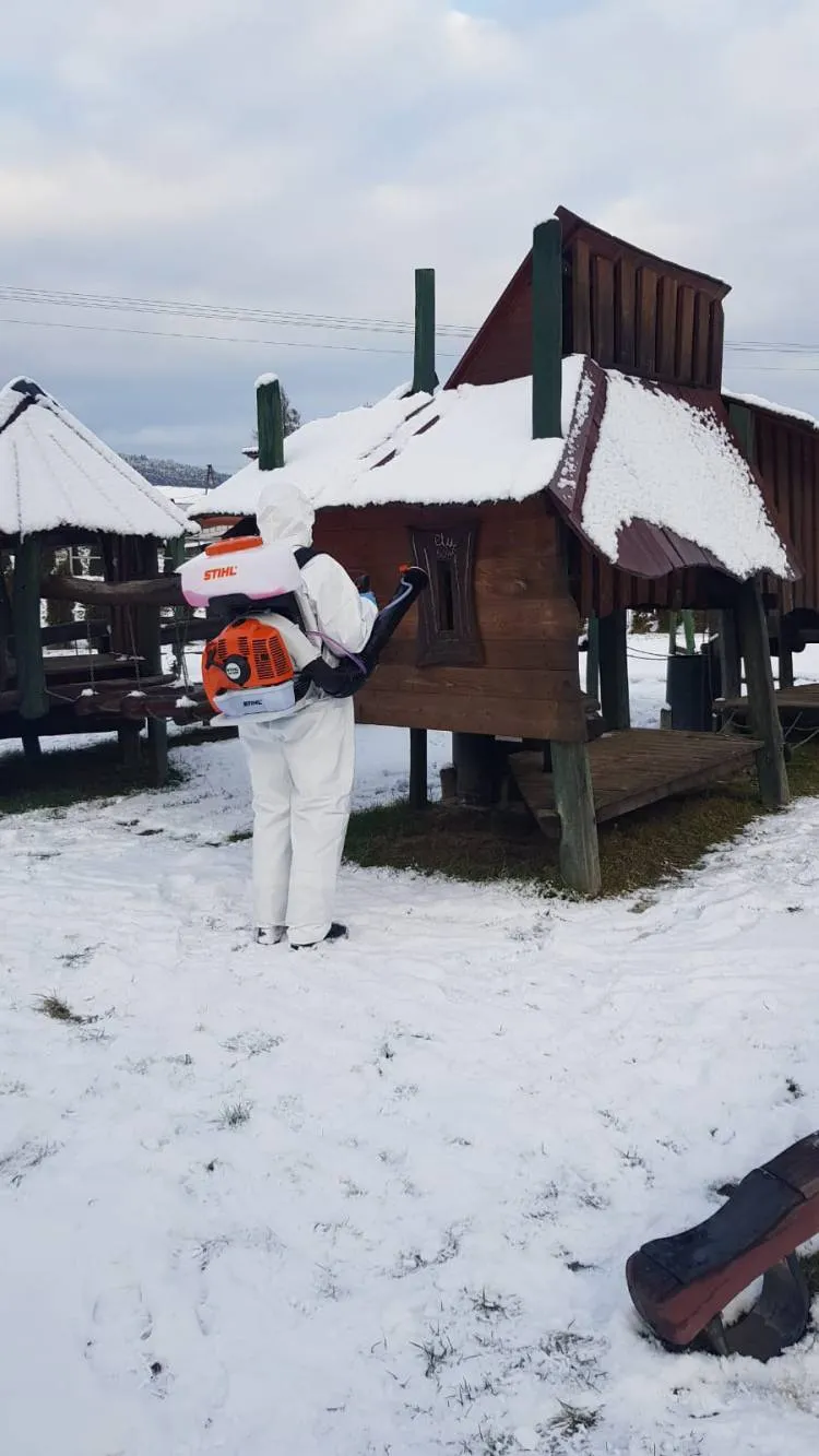 Strażacy kontynuują dezynfekcję miejsc publicznych na obszarze poszczególnych gmin powiatu nowosądeckiego 