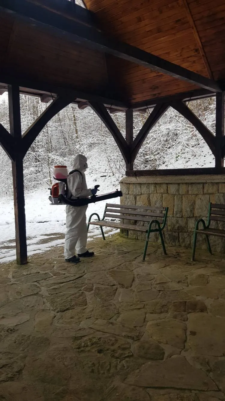 Strażacy kontynuują dezynfekcję miejsc publicznych na obszarze poszczególnych gmin powiatu nowosądeckiego 