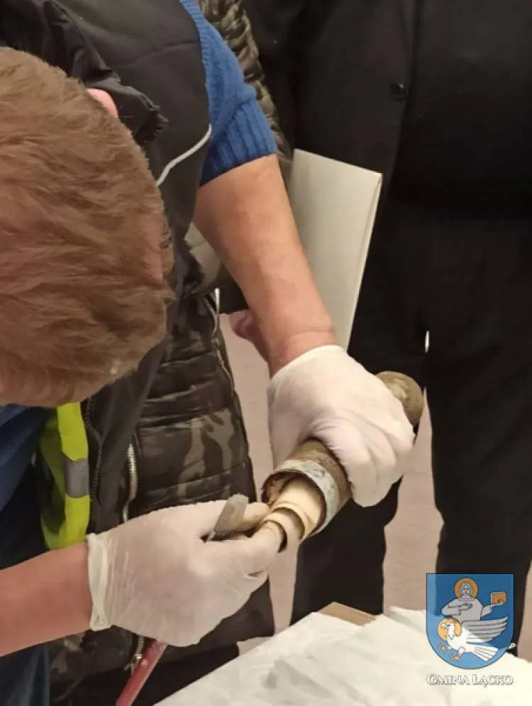 Podczas remontu dachu łąckiego kościoła znaleziono kapsułę czasu. Dzisiaj nastąpiło jej otwarcie