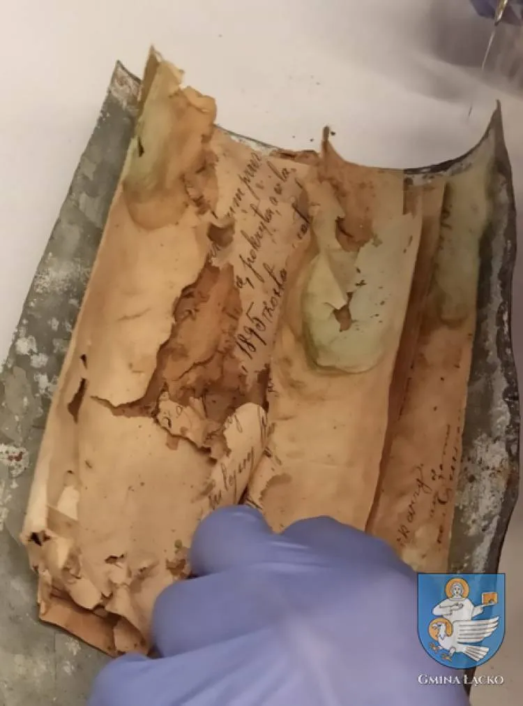 Podczas remontu dachu łąckiego kościoła znaleziono kapsułę czasu. Dzisiaj nastąpiło jej otwarcie