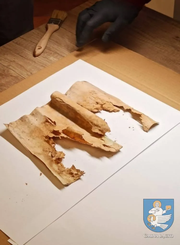 Podczas remontu dachu łąckiego kościoła znaleziono kapsułę czasu. Dzisiaj nastąpiło jej otwarcie