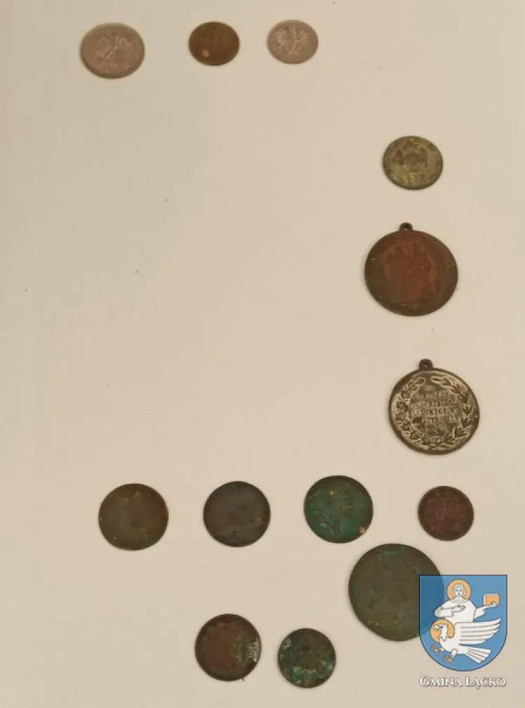 Podczas remontu dachu łąckiego kościoła znaleziono kapsułę czasu. Dzisiaj nastąpiło jej otwarcie