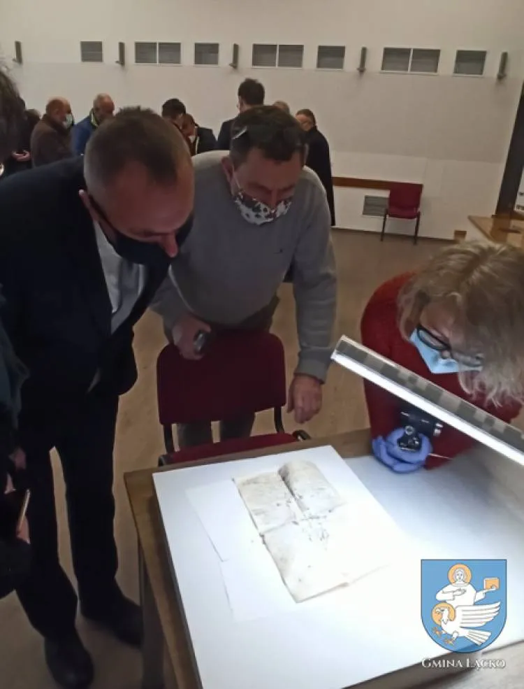 Podczas remontu dachu łąckiego kościoła znaleziono kapsułę czasu. Dzisiaj nastąpiło jej otwarcie