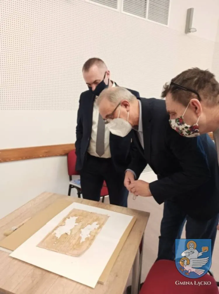 Podczas remontu dachu łąckiego kościoła znaleziono kapsułę czasu. Dzisiaj nastąpiło jej otwarcie