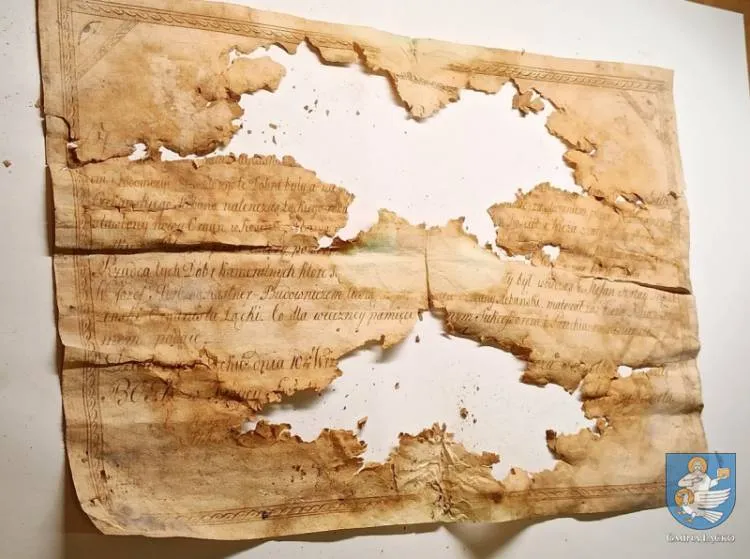 Podczas remontu dachu łąckiego kościoła znaleziono kapsułę czasu. Dzisiaj nastąpiło jej otwarcie