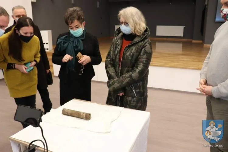 Podczas remontu dachu łąckiego kościoła znaleziono kapsułę czasu. Dzisiaj nastąpiło jej otwarcie